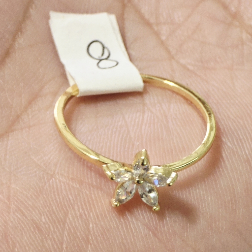 Elegant Gold Floral Ring